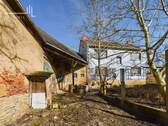 Innenhof mit Scheune und Wohnhaus - 
