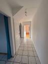 hinterer Flur: Blick Richtg. Wohn-/Esszimmer - 