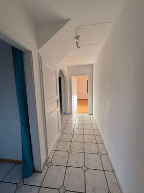 hinterer Flur: Blick Richtg. Wohn-/Esszimmer - 