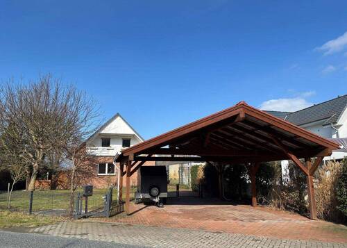 Ansicht mit Doppelcarport - **GEMÜTLICH + FAMILIENGERECHT**Wohnhaus mit Vollkeller**Großzügiges Grundstück in Waldnähe**