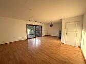 Wohn-Esszimmer mit Schiebetür zur Terr. - 