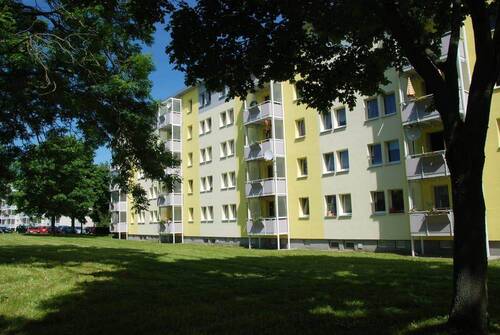 Rückansicht - Mit Blick ins Grüne gelegene 2-Raum-Balkonwohnung
