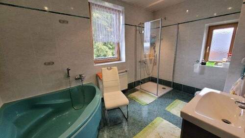 Badezimmer EG mit neuer Dusche - 