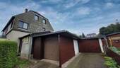 massive Garagen, Giebelseite - 7 Zimmer Einfamilienhaus zum Kaufen in Lengenfeld
