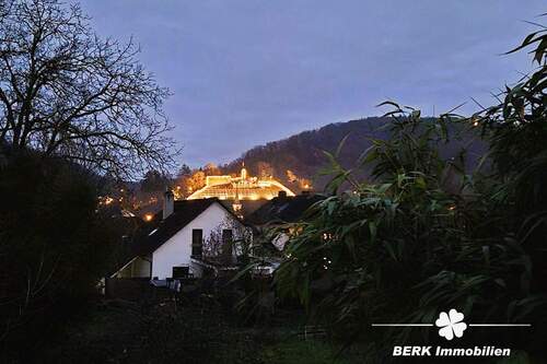 Aussicht von Grundstück - BERK Immobilien - Leben mit Aussicht - Idyllisches Grundstück mit Weitblick über Weinberge und Burgkulisse