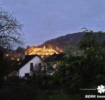 BERK Immobilien - Leben mit Aussicht - Idyllisches Grundstück mit Weitblick über Weinberge und Burgkulisse - Klingenberg am Main Trennfurt