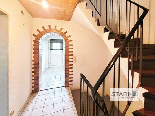 EG Treppenhaus.jpg - 4 Zimmer Doppelhaushälfte in Weikersheim