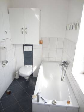 DAS DAZUGEHÖRIGE BADEZIMMER - 