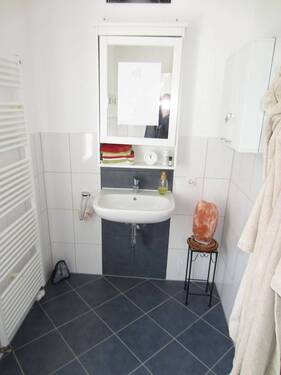 BLICK IN DAS BADEZIMMER - 