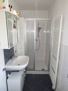 DAS DAZUGEHÖRIGE BADEZIMMER - 