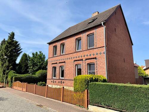 Straßenansicht - Wohnen mit Wohlfühlgarantie - Charmantes Einfamilienhaus mit Pool, Gartenidylle und vielseitigem Nebengelass in ruhiger Zentrumslage von Elster (Elbe)
