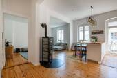 Wohnbereich mit Kamin - 6 Zimmer Etagenwohnung in Berlin