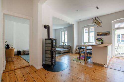 Wohnbereich mit Kamin - 6 Zimmer Etagenwohnung in Berlin