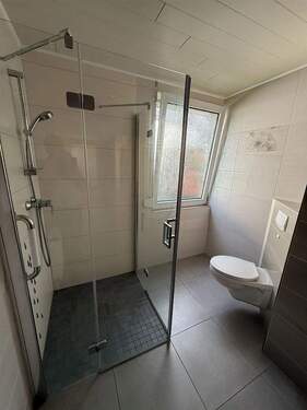 Tageslichtbad im EG mit Dusche, WC - 
