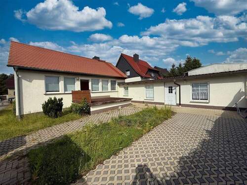 Rückseite mit Anbau - Einfamilienhaus mit 119,00 m&sup2; in Bad Schmiedeberg zum Kaufen