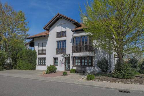 Vorderansicht - Wohnen wie im eigenen Haus - Ihre Maisonette mit großem Garten