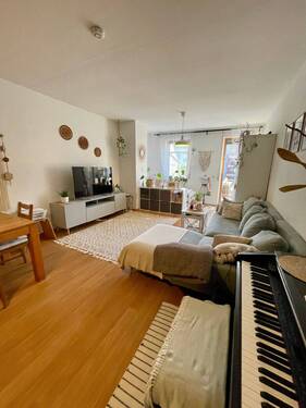 Zimmer - Einladende 3-Zimmer-Wohnung mit großem Balkon und offener Küche in gepflegtem Umfeld