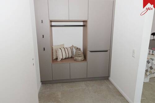 Wohnungseingangsbereich mit Garderobe - 