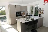offene Küche mit hochwertiger Einbauküche - 3 Zimmer Etagenwohnung in Esens