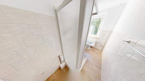 Bad mit Dusche - Etagenwohnung mit 69,90 m² in Chemnitz zur Miete
