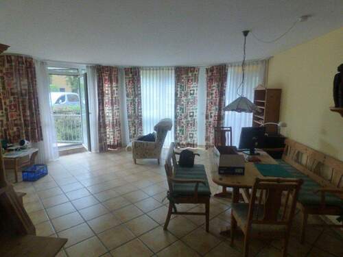 Foto (01) Wohnzimmer.JPG - Bensberg - zentrale Ruhiglage (dank Seitenstraße), 2 Zimmer, 2 Balkone, Dusch- und Wannenbad mit Fenster und separates Gäste-WC