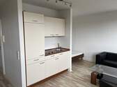 Küchenzeile - Möbliertes 1 Zimmer-Appartement mit modernem Duschbad, 2. OG mit Aufzug, Außenstellplatz oder TG-Stellplatz optional