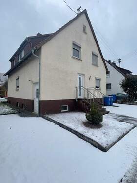 Gebäudeansicht - Kompaktes Zweifamilienhaus in familienfreundlicher Lage von Lauchheim inkl. Garage und Garten