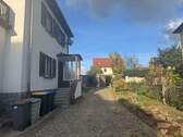 Grundstückseinfahrt - 5 Zimmer Doppelhaushälfte in Radebeul