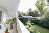 Balkon mit Blick in den Garten - 