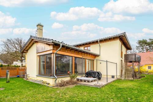 Hausansicht mit Terrasse - 5 Zimmer Einfamilienhaus zum Kaufen in Erkner