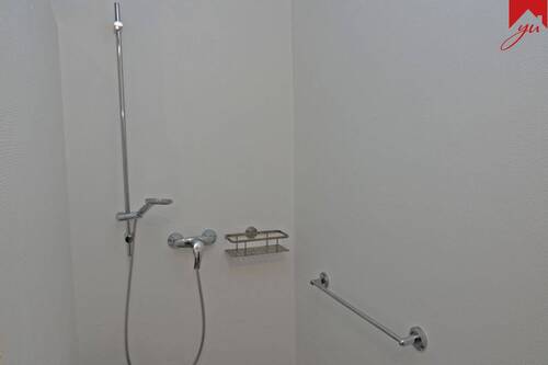 großzügige Dusche - 