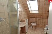 Bad Obergeschoss mit Dusche und Fenster - 