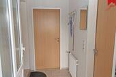 Eingang zur Erdgeschosswohnung - 5 Zimmer Doppelhaushälfte zum Kaufen in Dornum