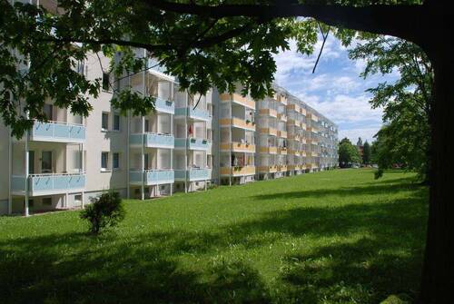 Rückansicht - Im Grünen gelegene 3-Raum-Wohnung mit Balkon