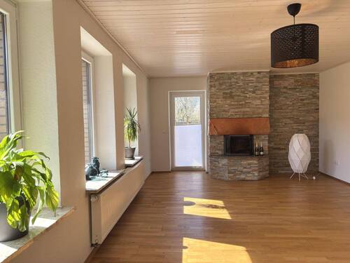 sonniger Wohnbereich mit Kamin in Whg. 4 - 