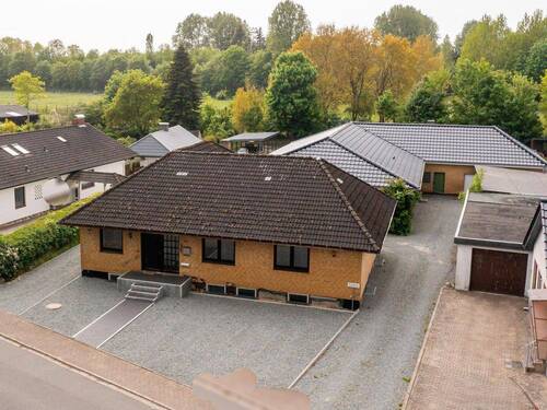 Straßenseite - 1 Zimmer Mehrfamilienhaus, Wohnhaus in Eggebek