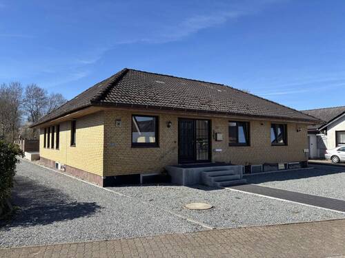 Straßenansicht / Eingang Whg. 4 - 