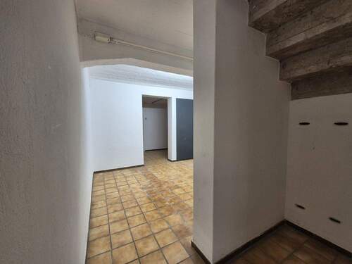 Lagefläche unter Treppe - 