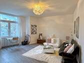 Wohnzimmer - Modernisierte und lichtdurchflutete 2,5-Zimmer-Wohnung mit Wohnküche