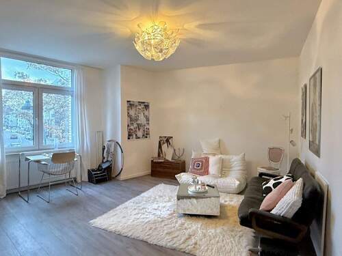 Wohnzimmer - Modernisierte und lichtdurchflutete 2,5-Zimmer-Wohnung mit Wohnküche