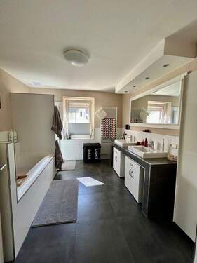 Hauptbad im OG mit 2 Waschbeck - 