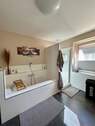 Hauptbad im OG mit Badewanne u - 