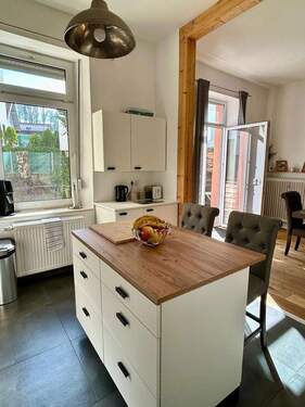 Küche mit Blick zum Essbereich - 