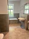 modernes Tageslichtbad mit Wanne und Dusche - 