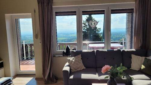 Wohnzimmer mit Balkon und Ausblick - 