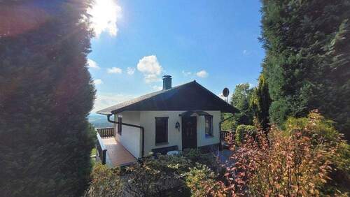 Ansicht Giebelseite/ Hauseingang - 2 Zimmer Mehrfamilienhaus, Wohnhaus zum Kaufen in Bad Brambach