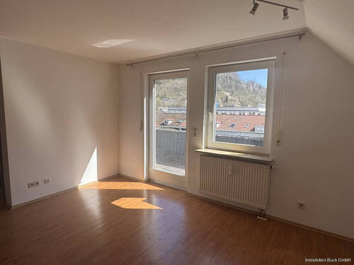Wohnzimmer - Helle 2,5-Zimmer-Dachgeschosswohnung mit 2 Balkonen und 2 Duplexparker