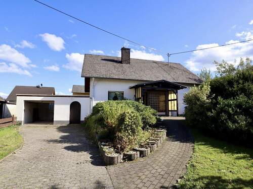 Außenansicht - Solides Einfamilienwohnhaus in ruhiger Wohngegend mit Garten und zwei Garagen