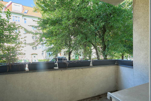 Balkon im Erdgeschoss mit Jalousien - 