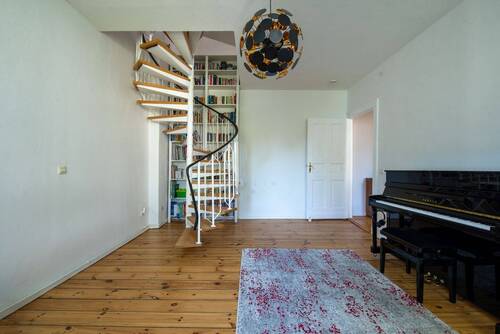 Zimmer mit Wendeltreppe - 6 Zimmer Etagenwohnung in Berlin